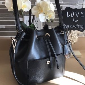 Like New Michael Kors bucket handbag crossbody bag